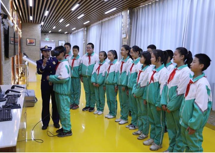 學生在工作人員指導下體驗安全培訓