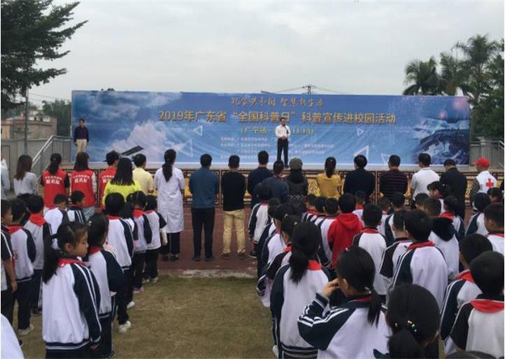 科普教育走進校園，學生正在聽科普宣傳演講